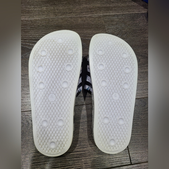 Adidas Adilette Slides, size 5 - Picture 2 of 5